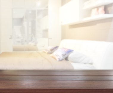 Masa üstü ve bulanıklık arka planda yatak odası