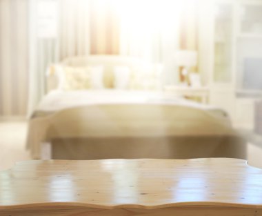 Masa üstü ve bulanıklık arka planda yatak odası