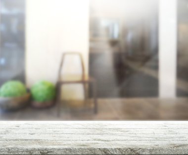 Masa üstü ve arka planın bulanık oturma odası