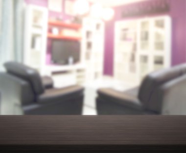 Masa üstü ve arka planın bulanık oturma odası
