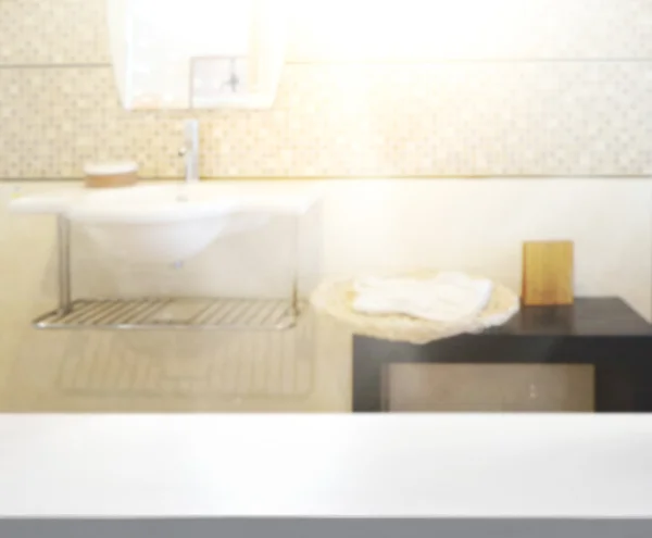 Стіл Топ і розмита ванна кімната фону — стокове фото