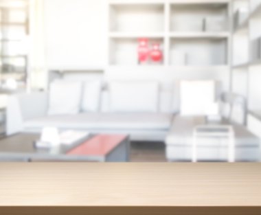 Masa üstü ve arka planın bulanık oturma odası