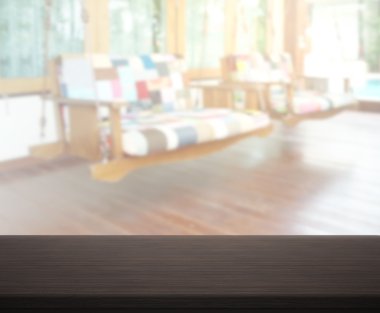 Masa üstü ve arka planın bulanık oturma odası