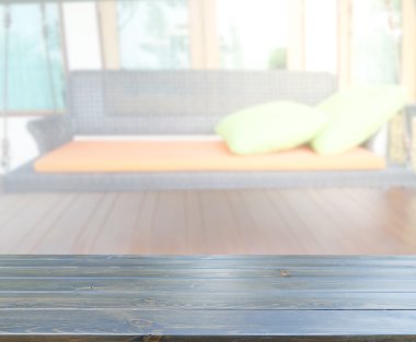 Masa üstü ve arka planın bulanık oturma odası