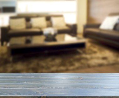 Masa üstü ve arka planın bulanık oturma odası