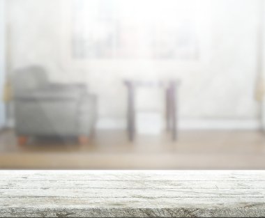 Masa üstü ve arka planın bulanık oturma odası