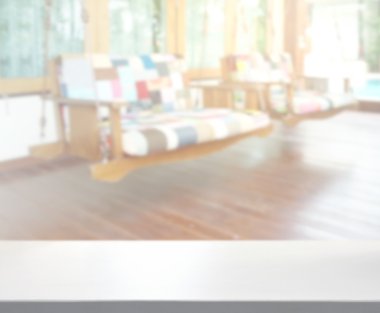 Masa üstü ve arka planın bulanık oturma odası