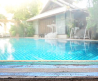 ahşap masa artalanını üst ve Havuzu