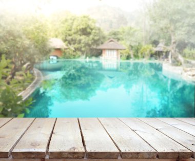 ahşap masa artalanını üst ve Havuzu