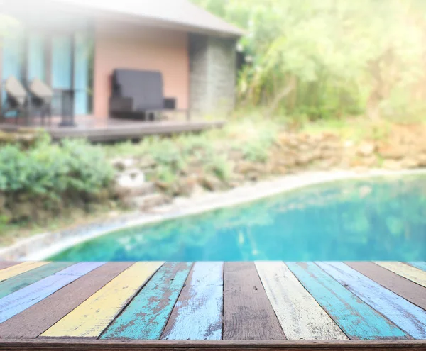 Dessus de table en bois de fond et piscine — Photo