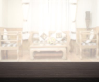 Masa üstü ve arka planın bulanık oturma odası