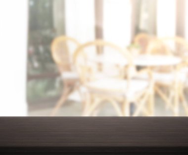 Arka plandaki Masa Üstü ve Bulanık Yemek Odası