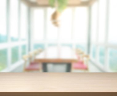 Arka plandaki Masa Üstü ve Bulanık Yemek Odası