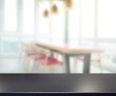 Arka plandaki Masa Üstü ve Bulanık Yemek Odası
