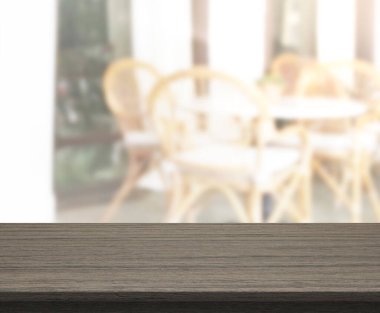 Arka plandaki Masa Üstü ve Bulanık Yemek Odası