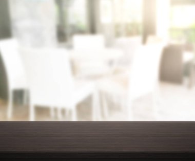 Arka plandaki Masa Üstü ve Bulanık Yemek Odası