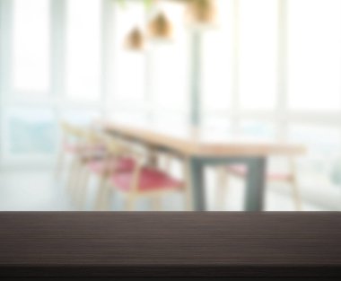 Arka plandaki Masa Üstü ve Bulanık Yemek Odası