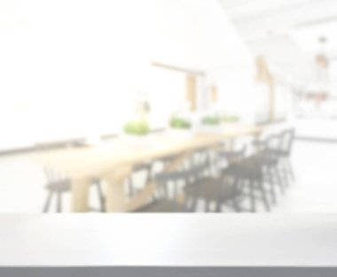 Arka plandaki Masa Üstü ve Bulanık Yemek Odası