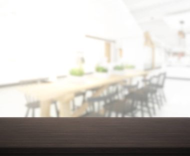 Arka plandaki Masa Üstü ve Bulanık Yemek Odası