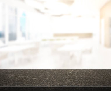 Arka plandaki masa üstü ve bulanık restoran