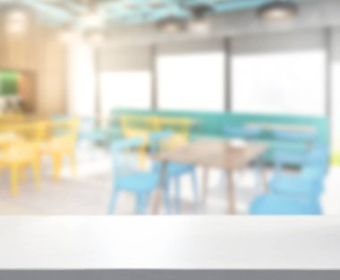 Arka plandaki masa üstü ve bulanık restoran