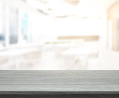 Arka plandaki masa üstü ve bulanık restoran