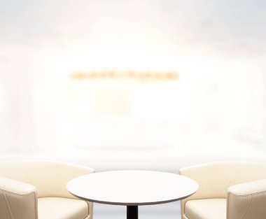 Arka plandaki masa üstü ve bulanık restoran