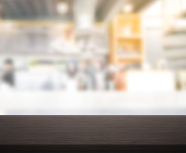 Arka plandaki masa üstü ve bulanık restoran