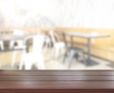 Arka plandaki masa üstü ve bulanık restoran