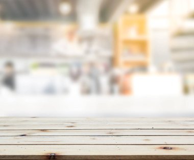 Arka plandaki masa üstü ve bulanık restoran