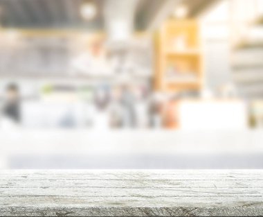 Arka plandaki masa üstü ve bulanık restoran