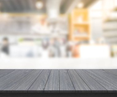 Arka plandaki masa üstü ve bulanık restoran