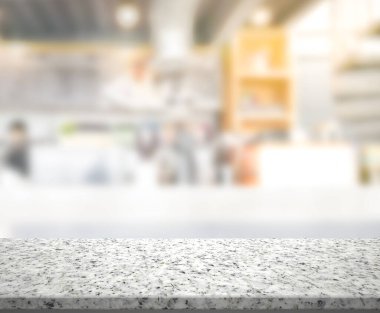 Arka plandaki masa üstü ve bulanık restoran