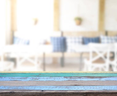 Arka plandaki masa üstü ve bulanık restoran