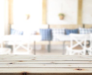 Arka plandaki masa üstü ve bulanık restoran