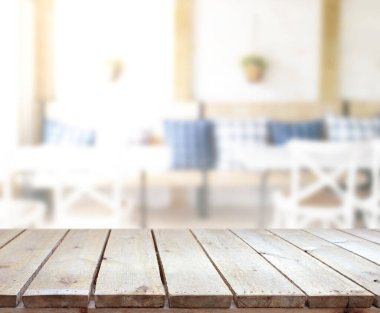 Arka plandaki masa üstü ve bulanık restoran