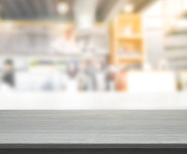 Arka plandaki masa üstü ve bulanık restoran