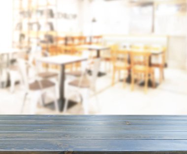 Arka plandaki masa üstü ve bulanık restoran