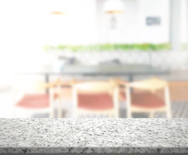 Arka plandaki masa üstü ve bulanık restoran