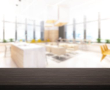 Arka plandaki masa üstü ve bulanık restoran