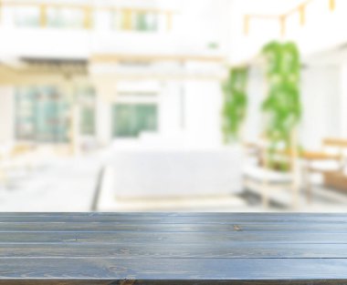 Arka plandaki masa üstü ve bulanık restoran