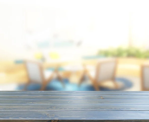 テーブルトップと背景のぼかしリビングルーム — ストック写真