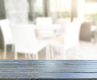 Arka plandaki Masa Üstü ve Bulanık Yemek Odası