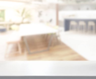 Arka plandaki Masa Üstü ve Bulanık Yemek Odası