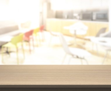 Arka plandaki Masa Üstü ve Bulanık Yemek Odası