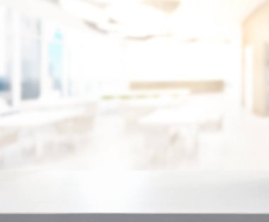 Arka plandaki masa üstü ve bulanık restoran