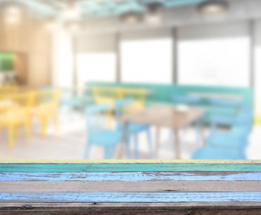 Arka plandaki masa üstü ve bulanık restoran