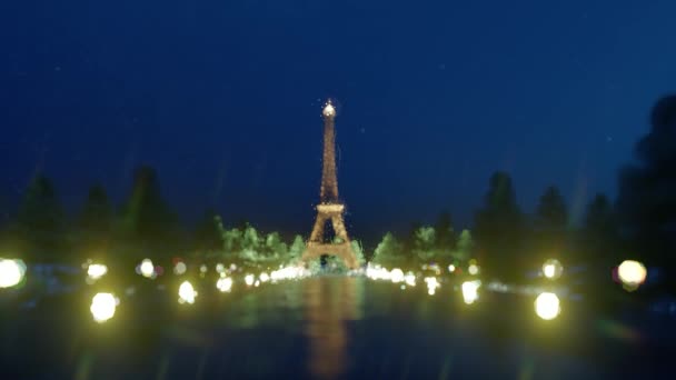 La torre Eiffel bajo la lluvia por concepto romántico del amor — Vídeos de Stock