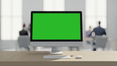 İş Konseptleri, Çalışma Ofisi. Ofisteki masada yeşil ekranlı bilgisayar