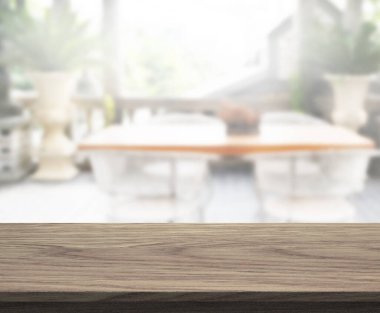 Masa üstü ve arka planın bulanık oturma odası